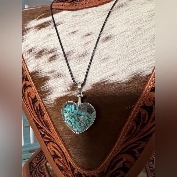 Elegant Genuine Turquoise Flake Crystal Heart Pendant Cord Necklace Gift - Picture 6 of 7